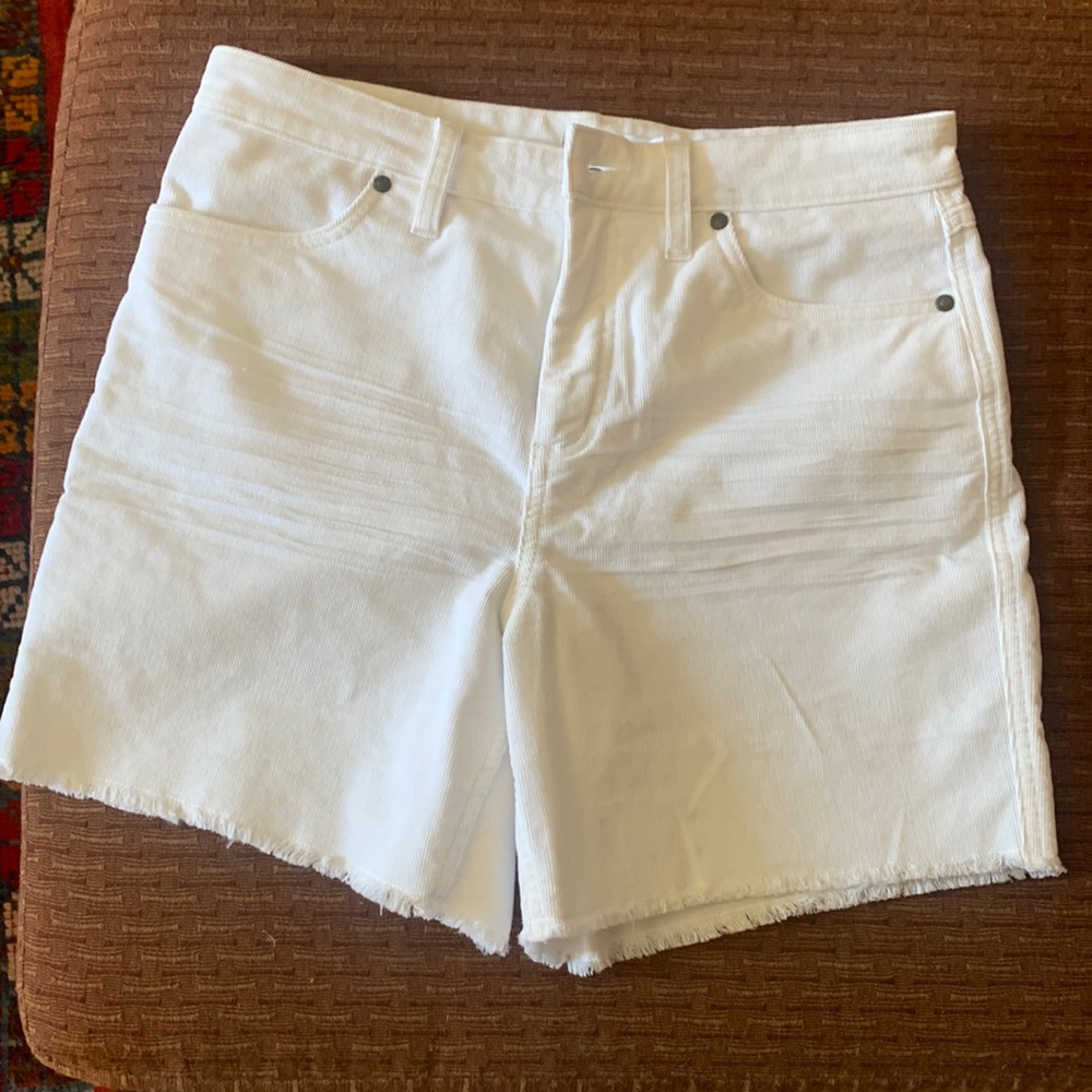 Size 8 Women CARVE DESIGN white shorts. Mid length